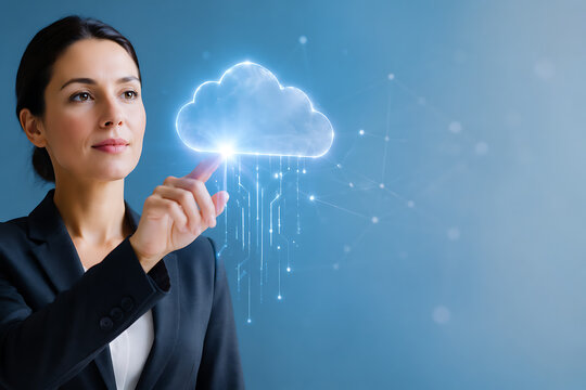 Femme professionnelle interagissant avec une interface cloud, stockage de donn&eacute;es et cloud computing