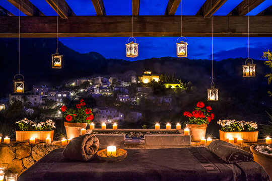 lettino per massaggio in esterno di notte