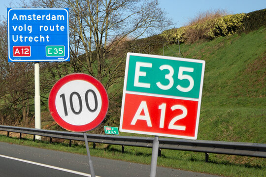 Schilder, Tempolimit auf Autobahn in Niederlande