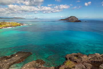 Obraz premium Beautiful View from Makapu Lookout with Makapuu Beach, Kaohikaipu Island and Manana Island, being both of the islands Seabird Sanctuaries