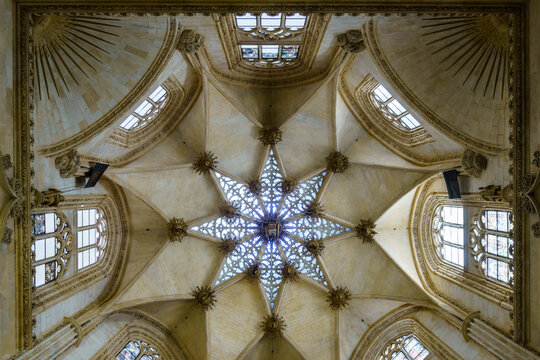 Barcelona, Espa&ntilde;a - Enero 15, 2022. Ceiling of a nave of the Cathedral of Burgos, eight-pointed rose window in Gothic style.