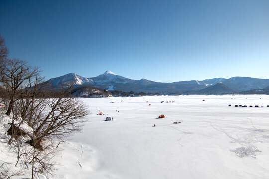 福島県 裏磐梯 氷結した桧原湖と冠雪した磐梯山の冬景色（Frozen Lake Hibara and snow-capped Mount Bandai in Urabandai, Fukushima）