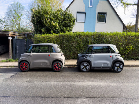 Zwei kleine Elektroautos parken hintereinander vor einem Einfamilienhaus in Essen, Deutschland