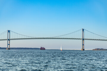 Obraz premium Newport Bridge in sunset