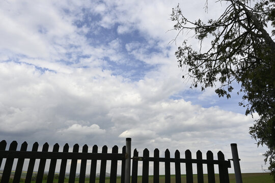 landschaft hinter zaun