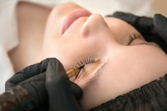 Permanent tattoo makeup procedure. Eyeliner tattoo make-up. Eyeliner tattoo permanent makeup. Close up, selective focus