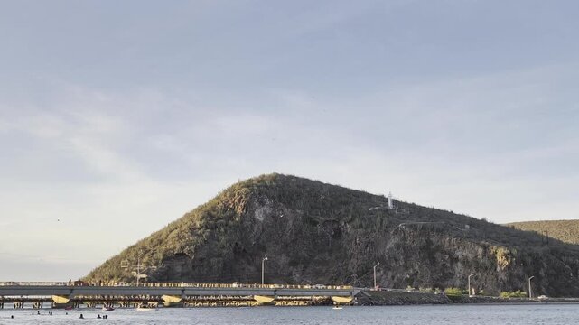 Puente con autos pasando en playa El Maviri, Los Mochis, Sinaloa
