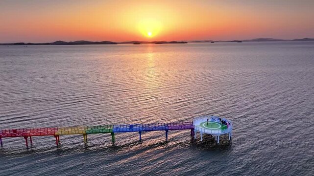 전남 함평군 돌머리해수욕장 갯벌탐방로의 노을(무지개 다리)