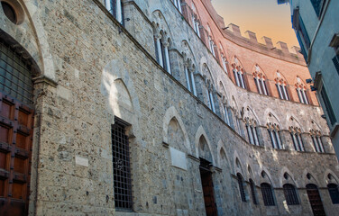 Obraz premium L'immagine raffigura Palazzo Chigi-Saracini, un importante palazzo storico situato a Siena