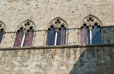 Obraz premium The image shows the facade of the Palazzo Pubblico in Siena, a masterpiece of Italian Gothic architecture.