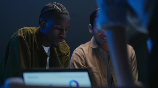 Mentor explaining work to new colleague in tech company, multiple screens on desk, teamwork, onboarding, collaboration, training, digital workplace, modern office environment, innovation