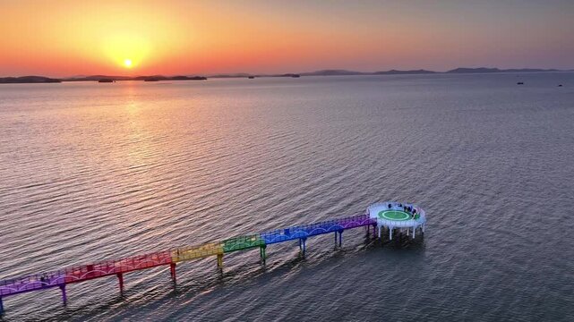 전남 함평군 돌머리해수욕장 갯벌탐방로의 노을(무지개 다리)