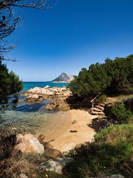 LE BELLISSIME CALETTE CON ROCCE GRANITICHE DI CALA GIRGOLU, SARDEGNA.