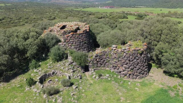 IL maestoso Nuraghe Iloi, Sardegna.