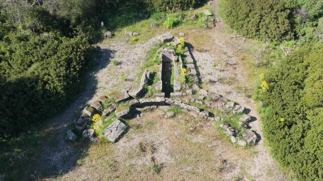 LA TOMBA DEI GIGANTI DI ILOI NEL TERRITORIO DI SEDILO.