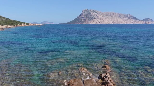 La maestosa Isola di Tavolara in Sardegna