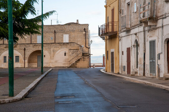 Veduta di paesaggio, Poggiorsini, case strade e vicoli di cittadina del sud, meridione d'Italia. Tipico paese della zona mediterraneo d'Europa.