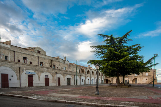 Veduta di paesaggio, Poggiorsini, case strade e vicoli di cittadina del sud, meridione d'Italia. Tipico paese della zona mediterraneo d'Europa.