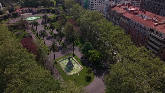 Scupulture Do&ntilde;a Casilda Park and its promenade