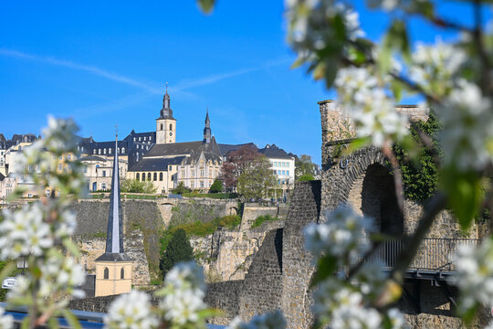 Grand duch&eacute; de Luxembourg capitale ville tourisme eglise saint Michel remparts eglise saint jean