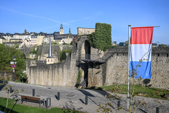 Grand duch&eacute; de Luxembourg capitale ville tourisme eglise saint Michel remparts eglise saint Jean drapeau