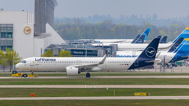 Ein Flugzeug der Lufthansa vom Typ Airbus A321neo wird am Flughafen M&uuml;nchen mit einem Schlepper auf dem Vorfeld abgestellt. 