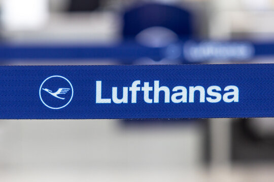 Symbolbild Lufthansa: Absperrband mit Lufthansa-Logo und Schriftzug