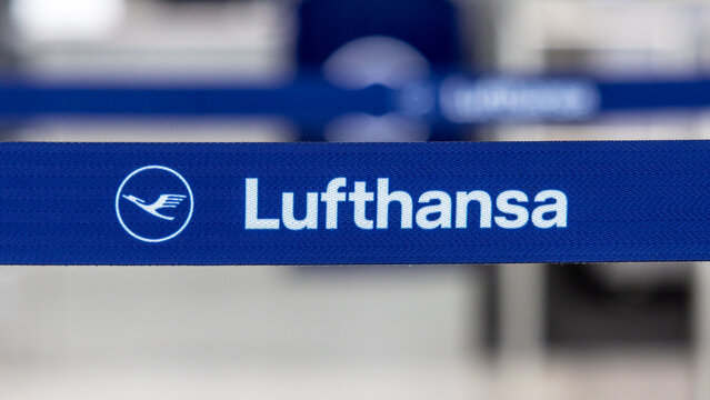 Symbolbild Lufthansa: Absperrband mit Lufthansa-Logo und Schriftzug im Terminalbereich d