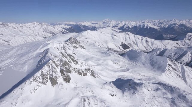 Paysage enneig&eacute; de montagne vol en ULM