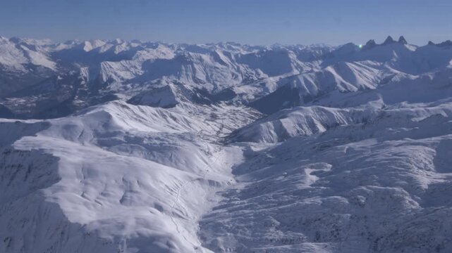 Paysage enneig&eacute; de montagne vol en ULM