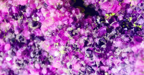 Obraz premium Beautiful display of purple crystals forming in a natural setting in a close-up view under bright light