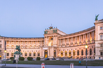 Obraz premium Exterior of Kunsthistorisches Museum on Maria-Theresien-Platz in Vienna at sunset.
