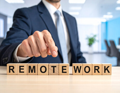 Remote Work - Geschäftsmann zeigt auf den Text "Remote Work"