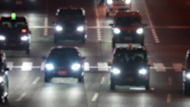 Voitures et trafic routier circulant sur une rue de Tokyo la nuit, Japon