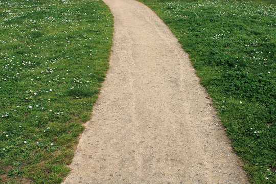 Am&eacute;nagement cr&eacute;ation d'une all&eacute;e, route en calcaire blanc dans le jardin devant la maison, design ext&eacute;rieur, am&eacute;nagement paysager