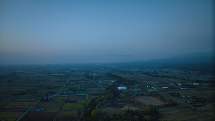 Fototapeta premium 春の夕暮れ時の富山県富山平野
