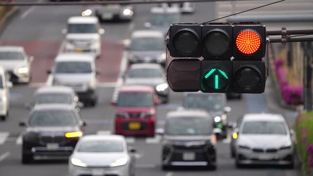 車線変更・通行料の多い道路を走る車
