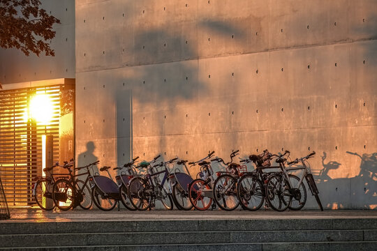 Schatten an der Hauswand mit Fahrr&auml;dern