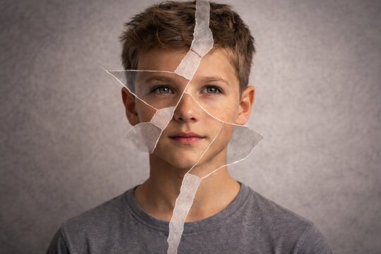 Zerrissene Identit&auml;t bei einem Jungen Symbolbild f&uuml;r innere Konflikte und emotionale Spaltung