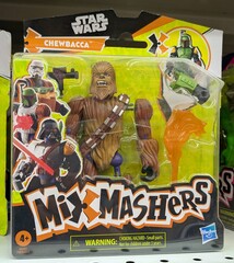 Naklejka premium Figura de acción de Chewbacca de Star Wars, puesta a la venta en estantería de tienda Carrefour en Madrid, España, 12 de marzo de 2026