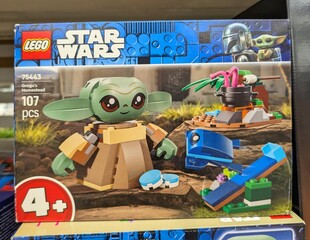 Naklejka premium Caja con juguete Lego de Grogu de Star Wars en una tienda Carrefour, Madrid, España, 12 de marzo de 2026