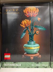 Naklejka premium Caja con juguete Lego Botanicals de crisantemo en una tienda Carrefour, Madrid, España, 12 de marzo de 2026