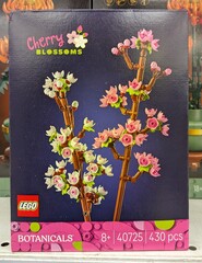 Naklejka premium Caja con juguete Lego Botanicals de flor de cerezo en una tienda Carrefour, Madrid, España, 12 de marzo de 2026