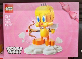 Naklejka premium Caja con juguete Lego de Tweety de Looney Toons en una tienda Carrefour, Madrid, España, 12 de marzo de 2026
