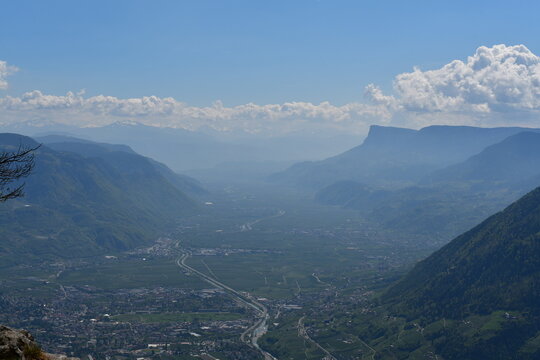 Blick ins Etschtal in S&uuml;dtirol vom Meraner H&ouml;henweg