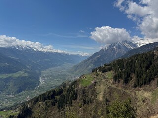 Fototapeta premium Blick ins Vinschgau vom Meraner Höhenweg in Südtirol 