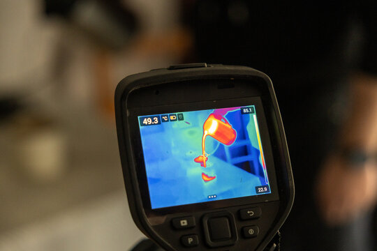 Termowizja - obraz z kamery termowizyjne czajnik z gorącą wodą. 