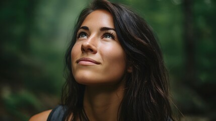 Naklejka premium A thoughtful portrait of a woman looking upward into the natural environment conveying a deep sense of peace and inspi n
