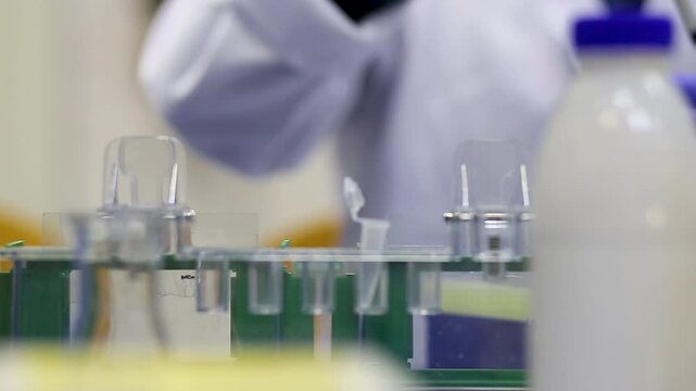 Vertical electrophoresis, filling the space to form a gel for electrophoresis, using a dispenser with a tip.