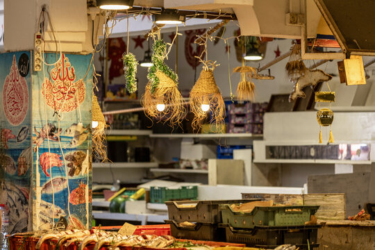 March&eacute; aux poissons dans une halle couverte